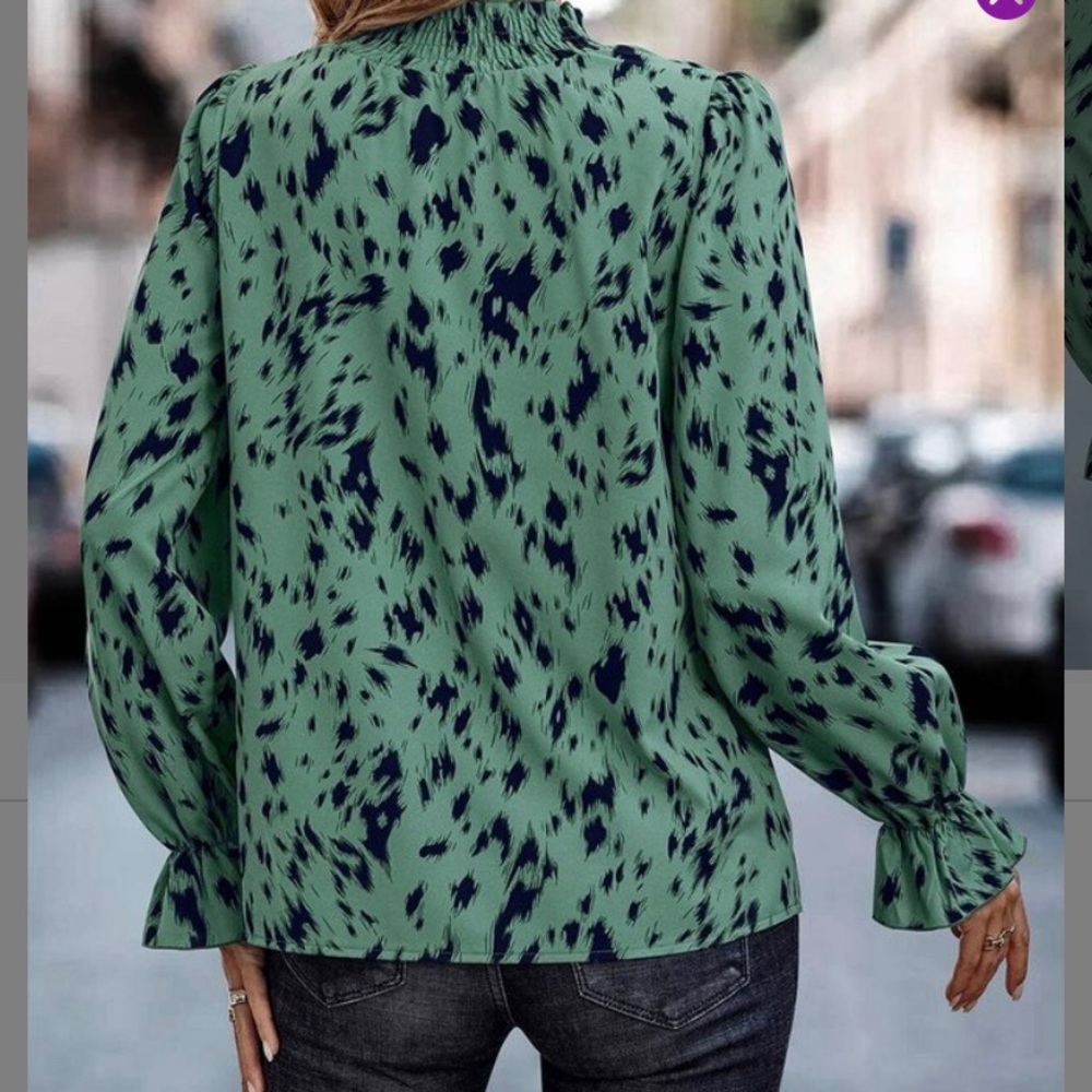 LaMode green leopard  print blouse - Picture 2 of 3